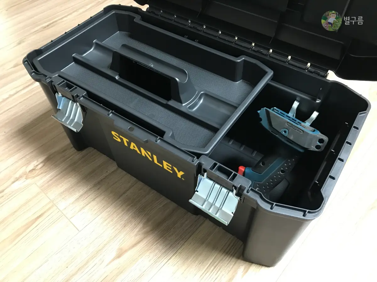 공구함-대-중-위아래-적재-바닥에-놓여있다