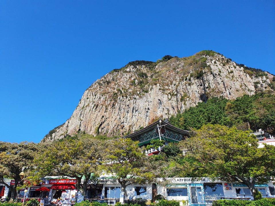 산방산과-카페-전경