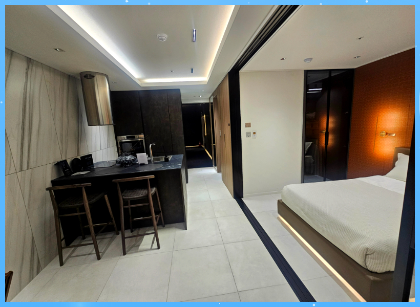 서초대로 일대는 버스, 지하철, 도로망이 여러 방향으로 분산되어 있어 이동 선택지가 다양