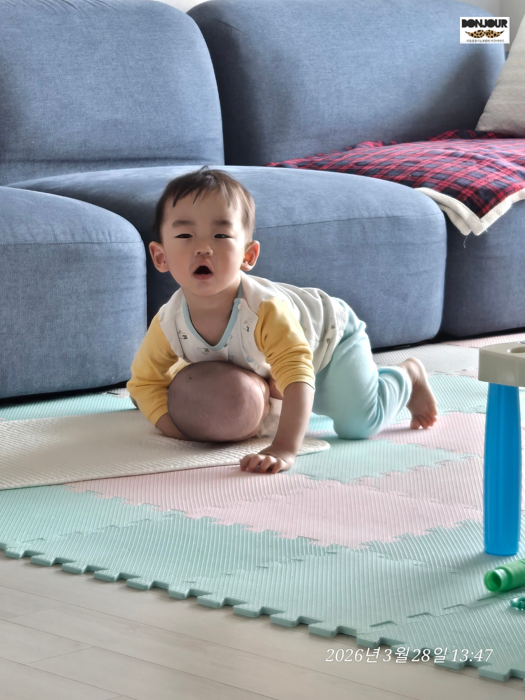 뒤집기 자세 아기와 눈높이 맞추는 형