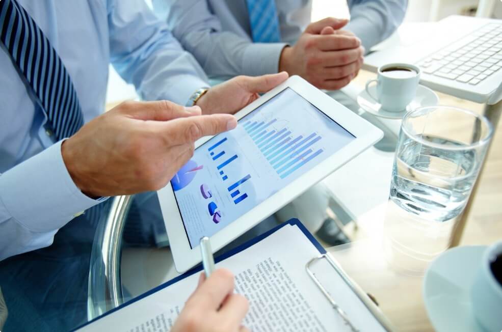 사무실에서 회의 중인 모습