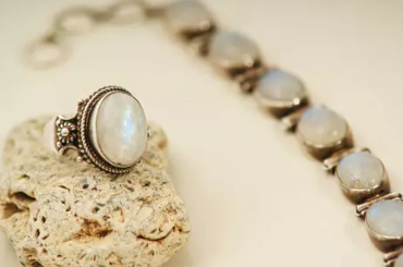 레인보우 문스톤