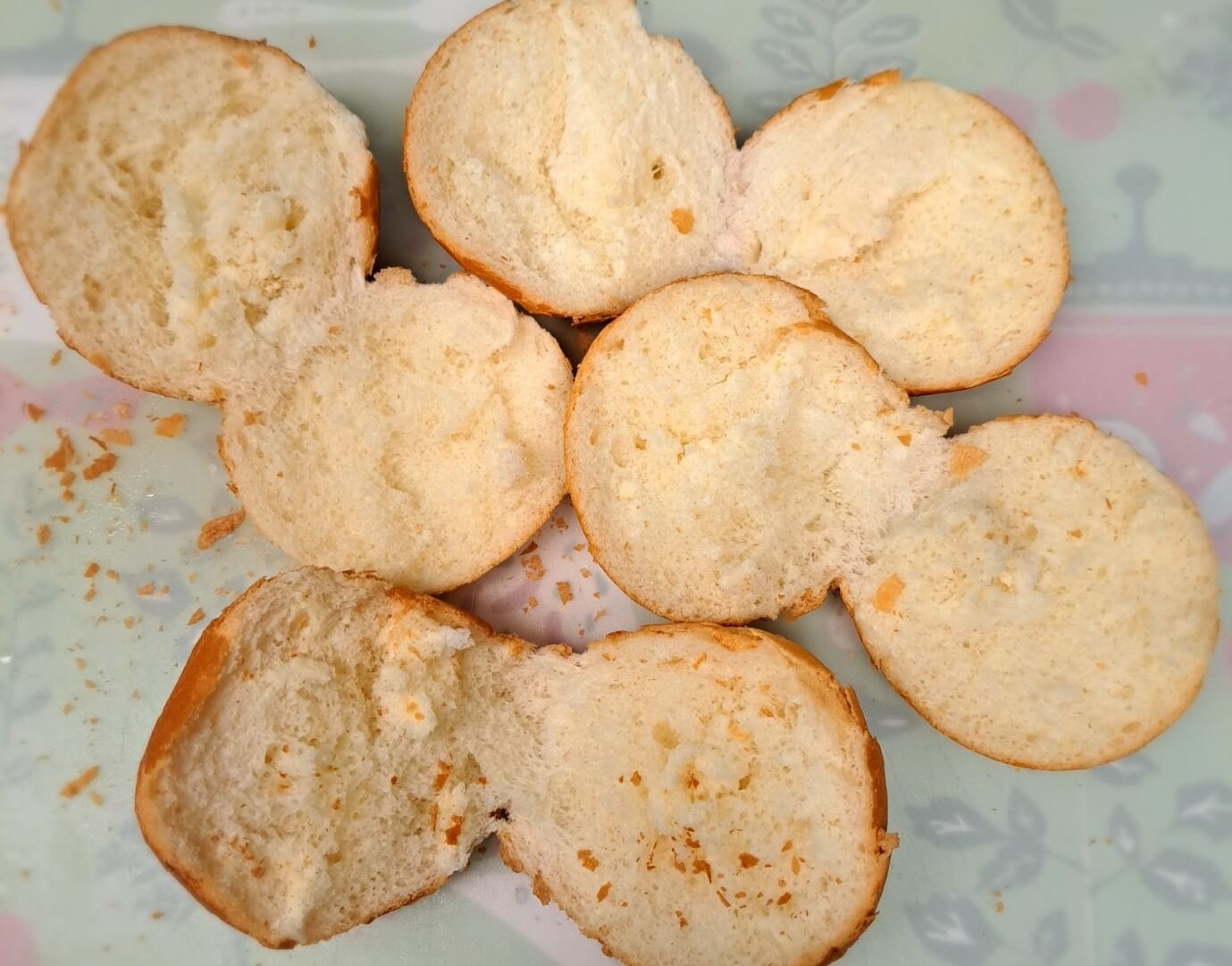 반으로 쪼갠 모닝빵