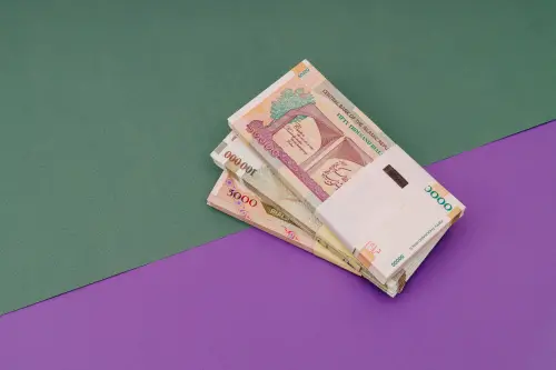 현금 뭉치 세개
