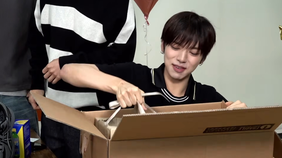 소속사 대표에게 음방 첫 1위 기념 선물을 받았다는 남돌.jpg