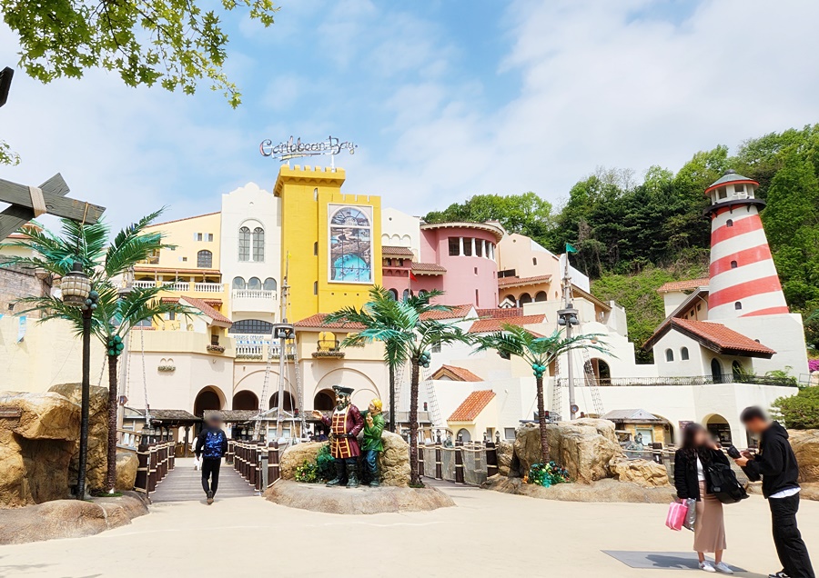 캐리비안베이로 들어가는 매표소 앞 해적선 같은 장식