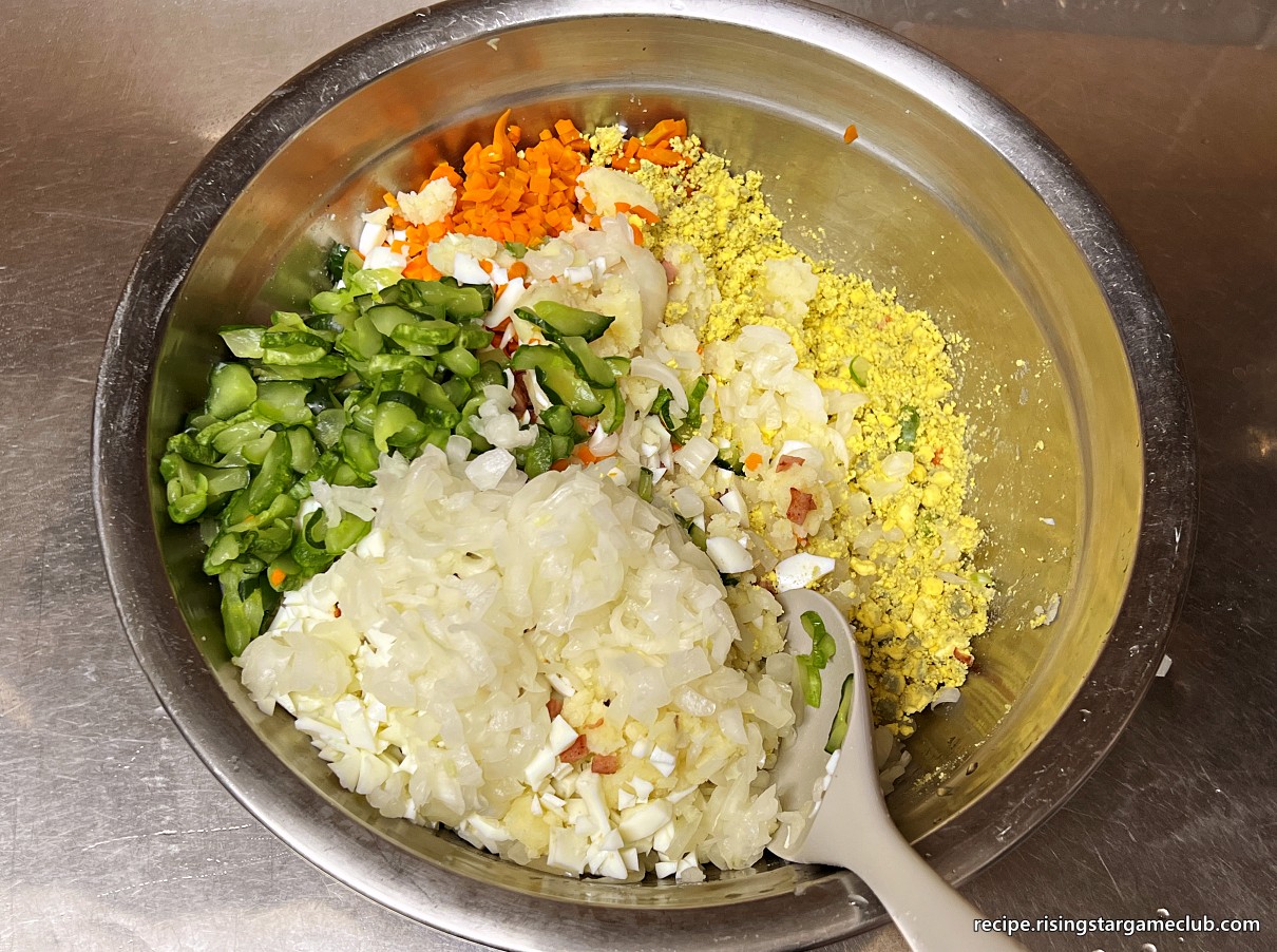 샐러드 빵 (사라다 빵)에 들어갈 샐러드 재료들에 계란 노른자를 부숴 넣은 사진