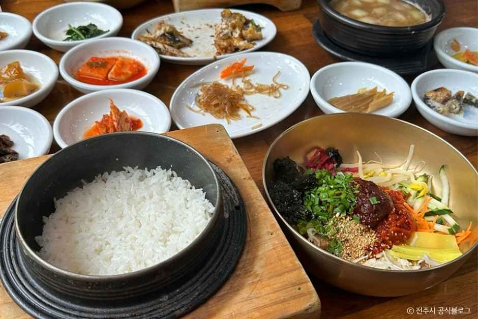하숙영가마솥비빔밥 솥밥과 반찬 상차림
