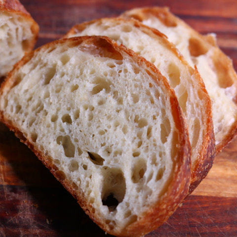 무반죽 24시간 발효빵, 구멍이 숭숭 나있다