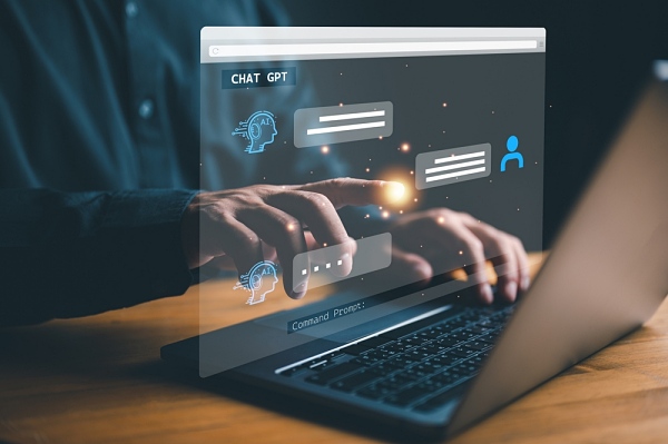 이미지 출처: AI 생성 이미지(콘텐츠 이해를 돕기 위한 시각 자료. 실제 인물을 특정하지 않은 AI 생성 이미지)
AI와 사람이 함께 창의적인 작업을 하는 모습을 보여주는 이미지. AI가 사람의 아이디어를 돕는 도구임을 시각적으로 표현한 사진.