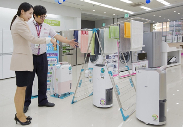 제습기를 이용해 빨래 건조를 하고 있다.