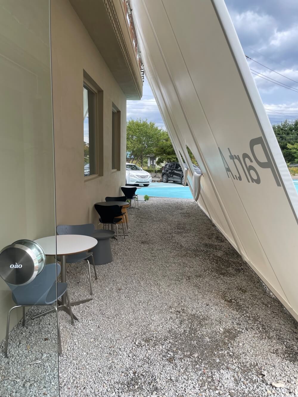 오아오-파트A에-있는-커피-본관-야외석-모습