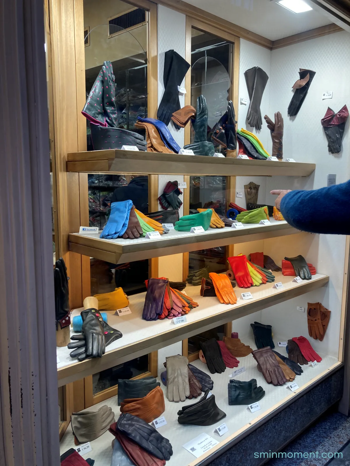 이탈리아-피렌체-마도바-가죽장갑-상점-쇼윈도-컬러풀-장갑들