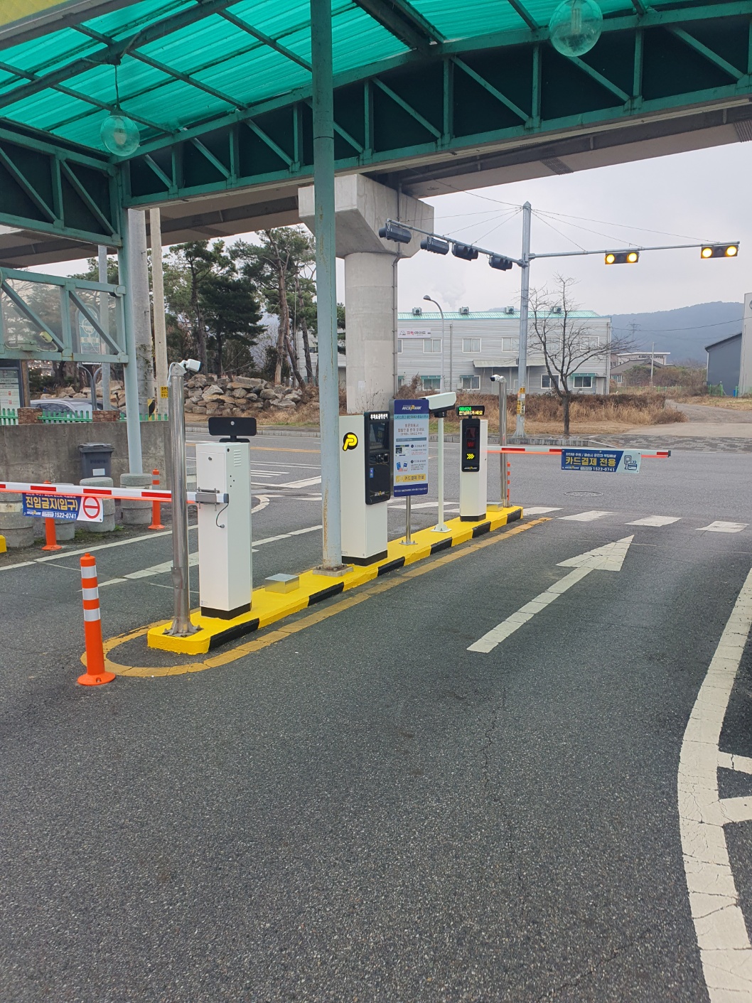 나이스파크의-무인-주차장-출입구-모습입니다.