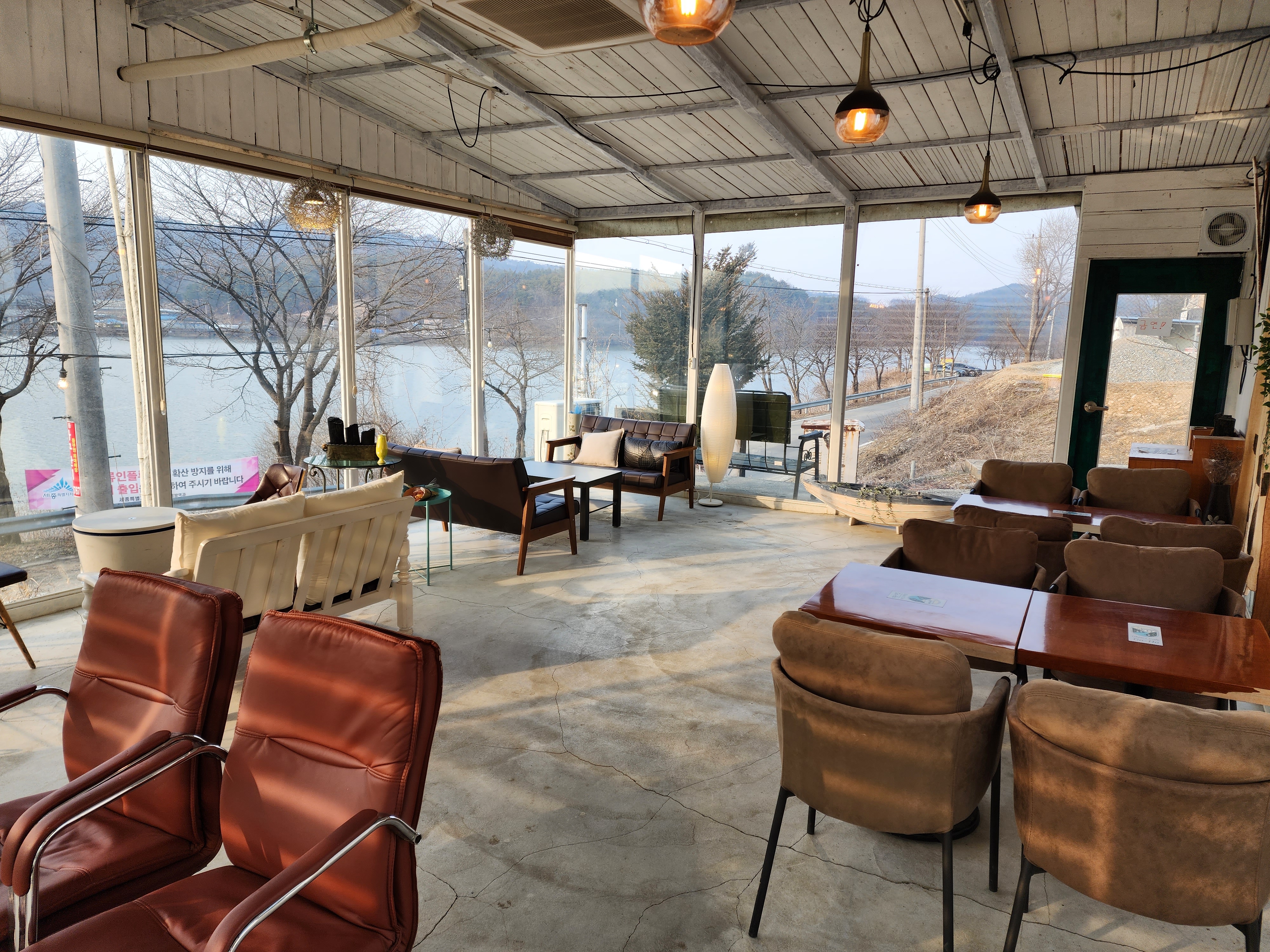 카페 외부 자리