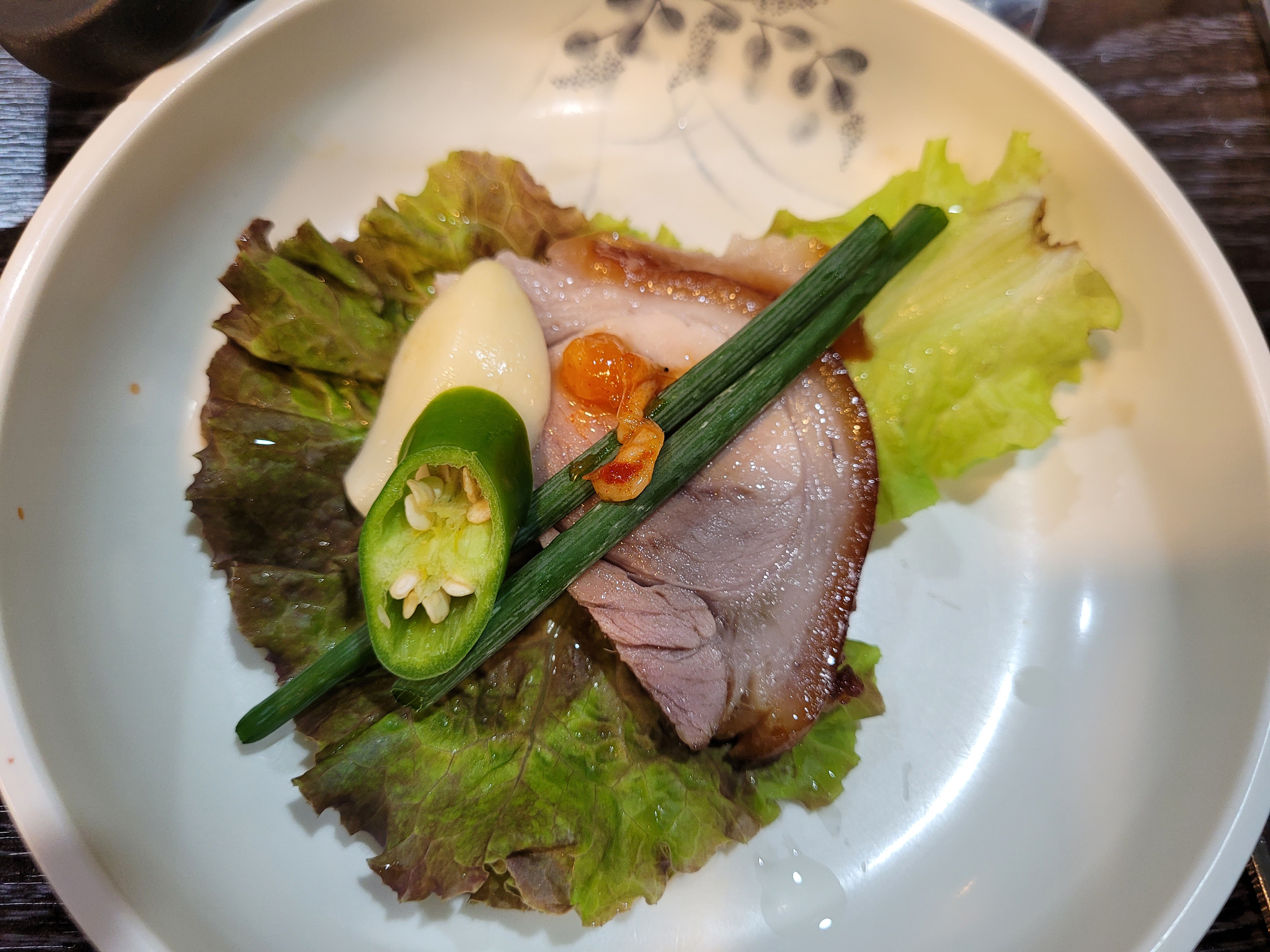 상추에 족발과 고추,마늘,쪽파를 올림