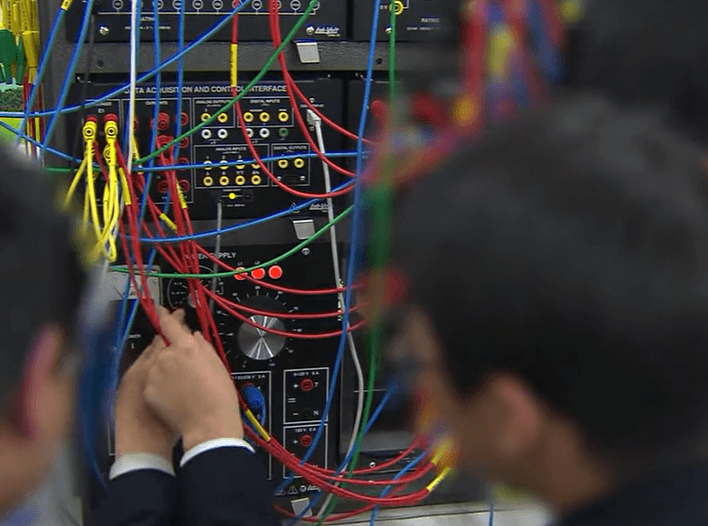 일하는 두 사람의 모습