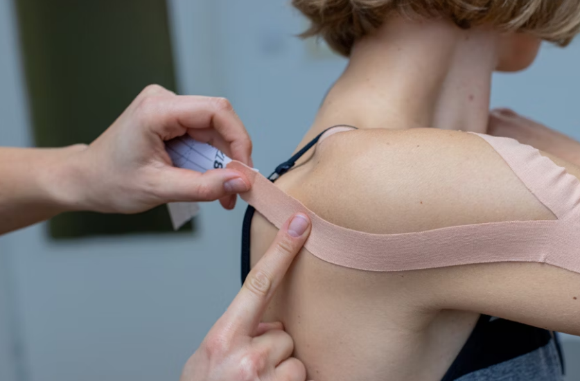 팔을 들 때 아프고 밤에 잠 못 이룬다면? &rarr; 회전근개 파열