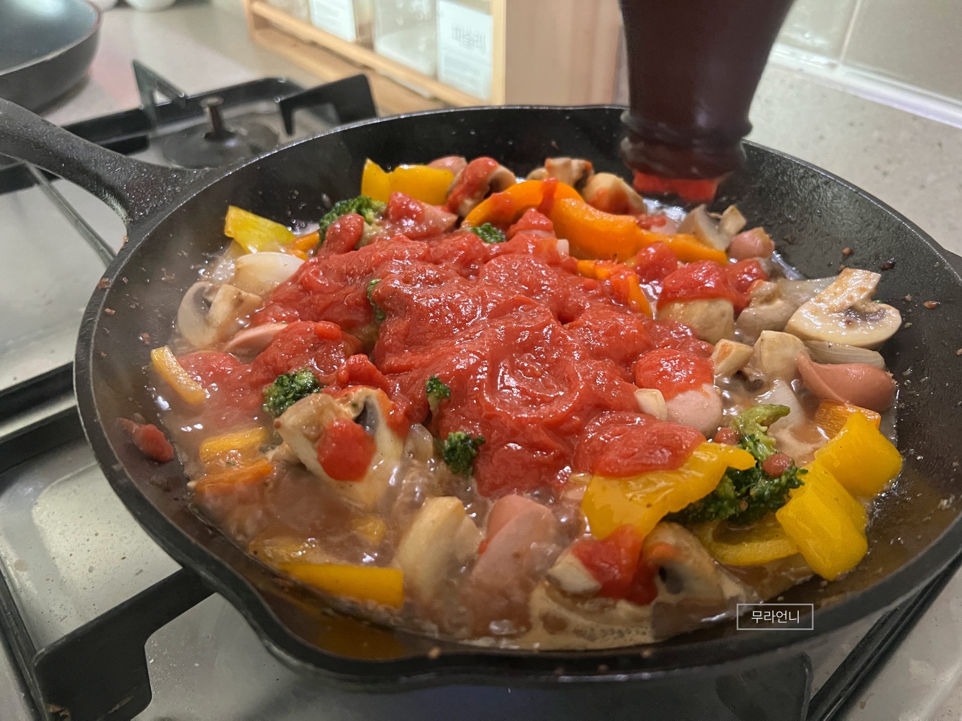 토마토소스와 야채 잘 볶기