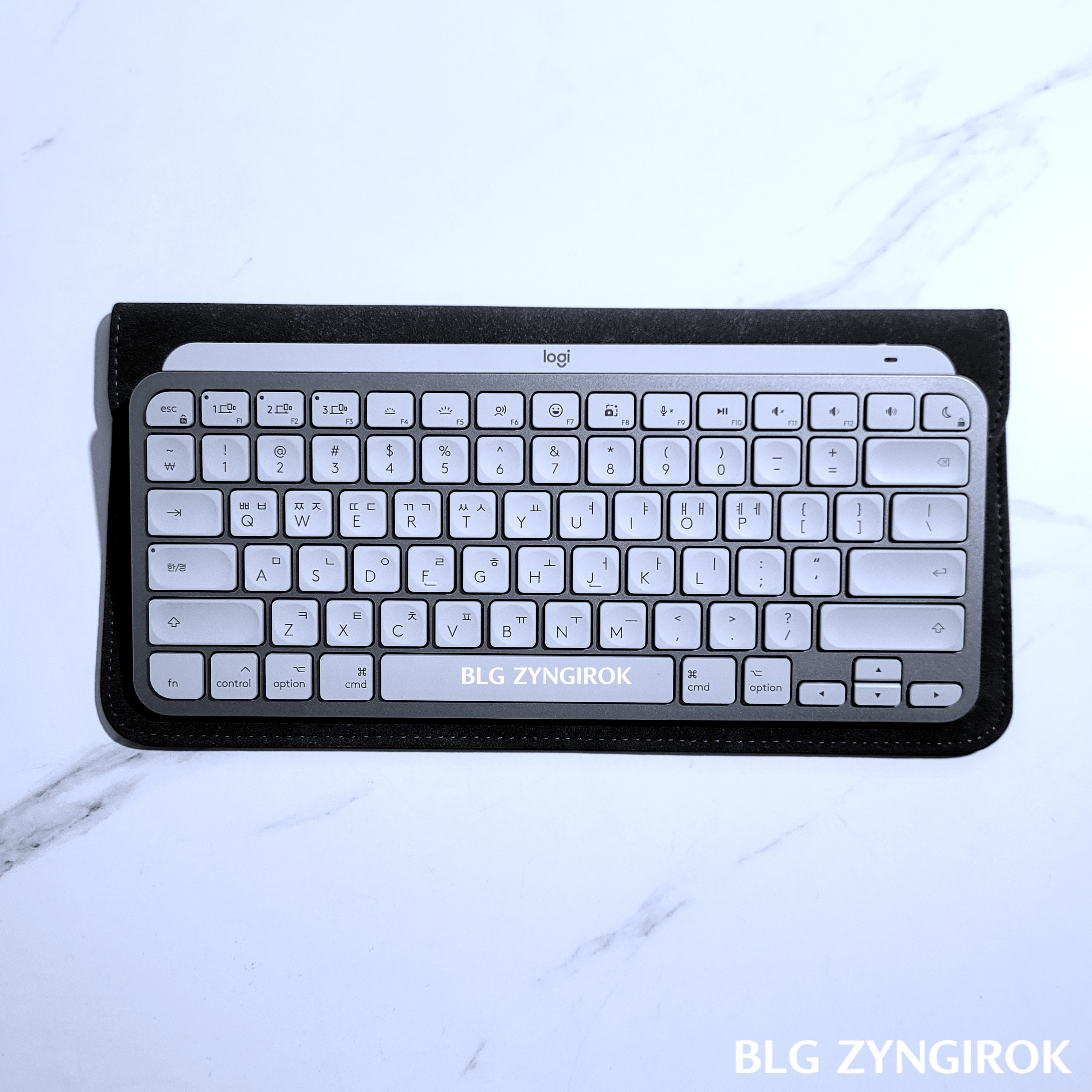 로지텍 키보드 케이스가 키보드와 함께 놓여있다.