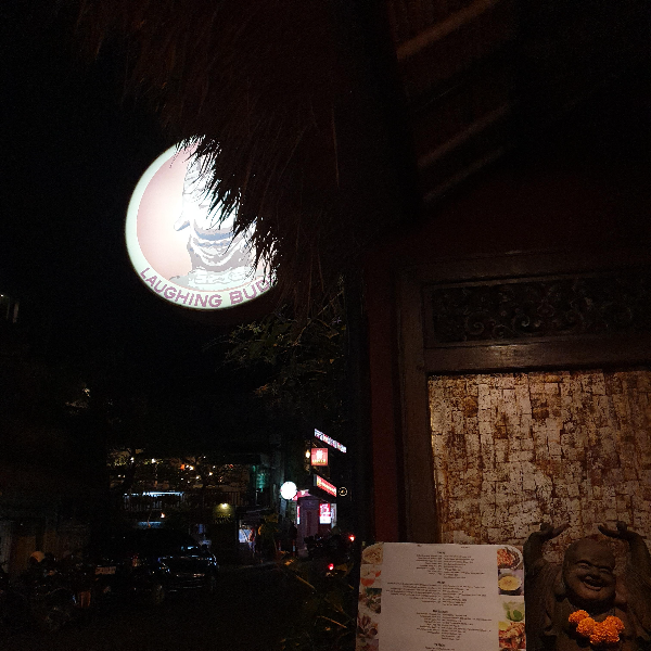 달과 같은 입간판 밤이 되니 반달처럼 보인다.