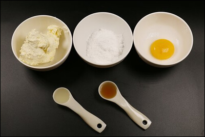 베이킹 재료들이 담긴 그릇들