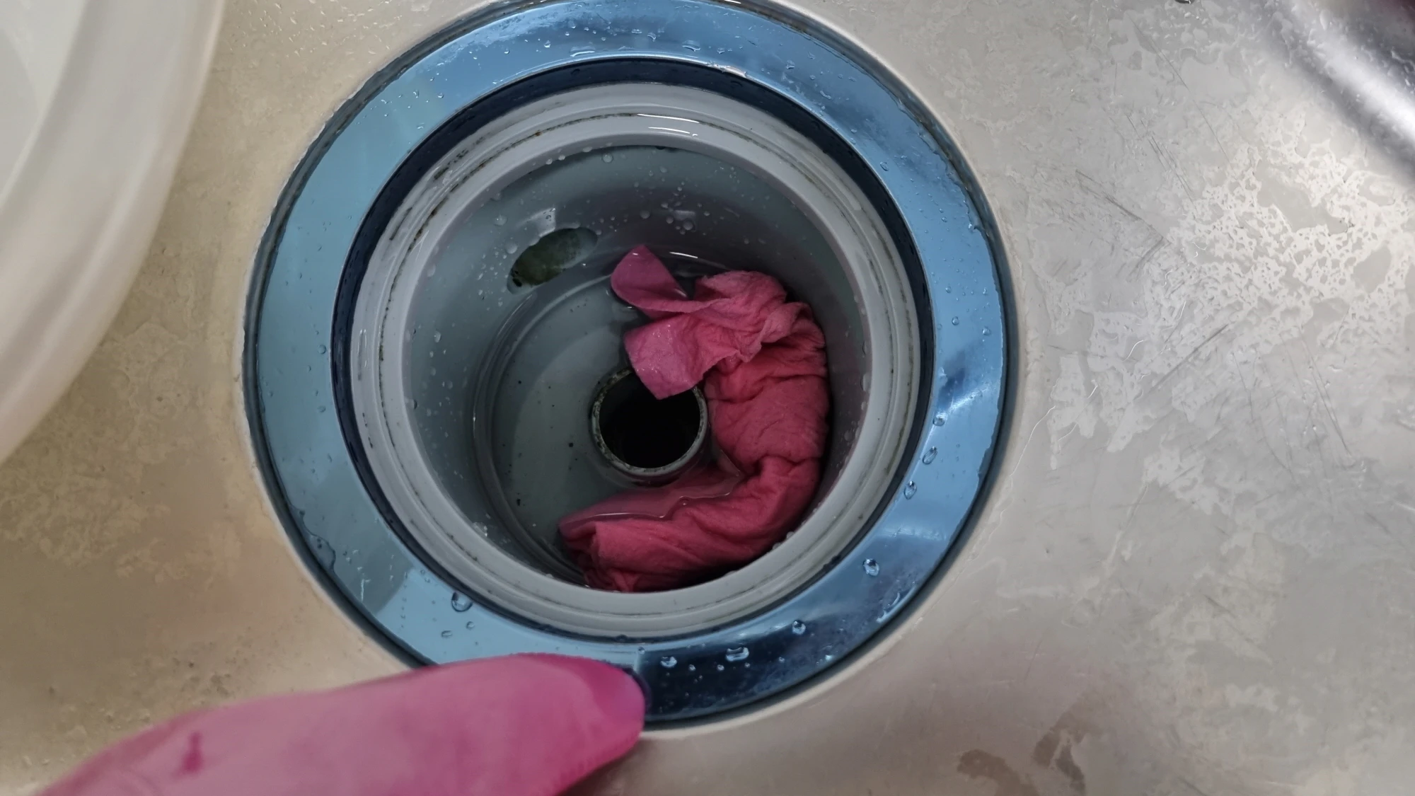 배수구 안쪽 물기 제거 모습