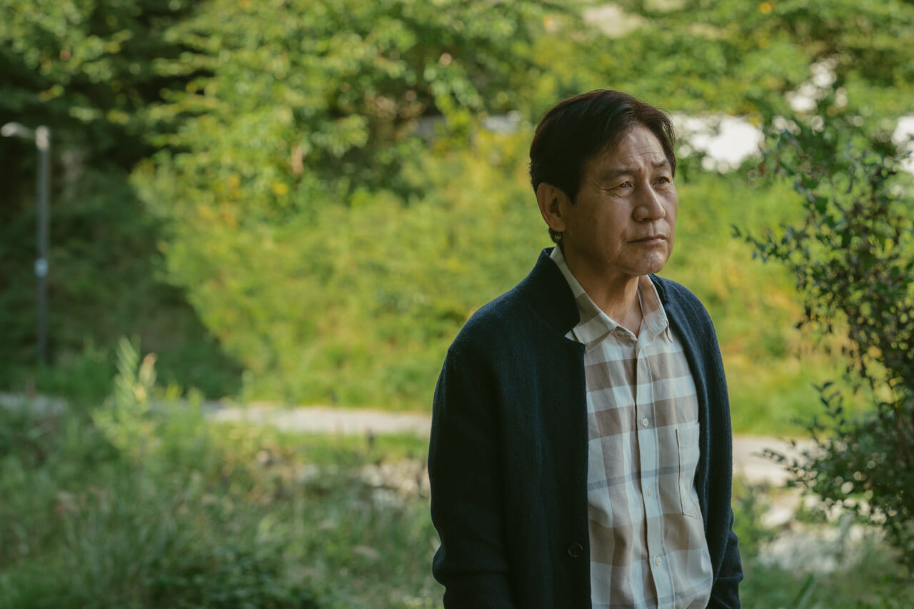 산책 중 심각한 표정의 아빠 인우