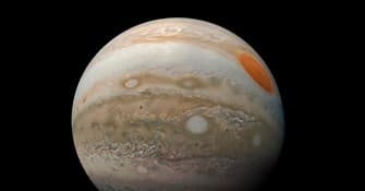 달의 먼지는 태양 자외선에 의해 전자를 잃거나 얻으며
광전효과와 양자터널링을 통해 전하를 띤다.
이로 인해 표면에는 전기장이 형성되고,
먼지 입자는 떠오르거나 달라붙는 정전기 현상을 보인다.
이는 진공 속 전자이동의 대표적 사례다.