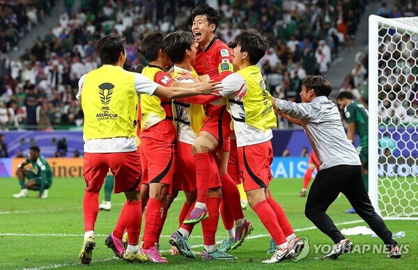승부차기 끝에 8강행 진출 기뻐하는 선수들-연합뉴스 출저