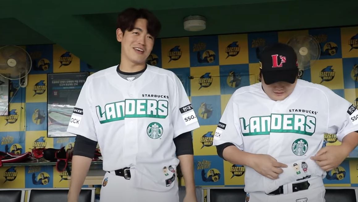 SSG랜더스-스타벅스-유니폼입은-이태양-김태훈