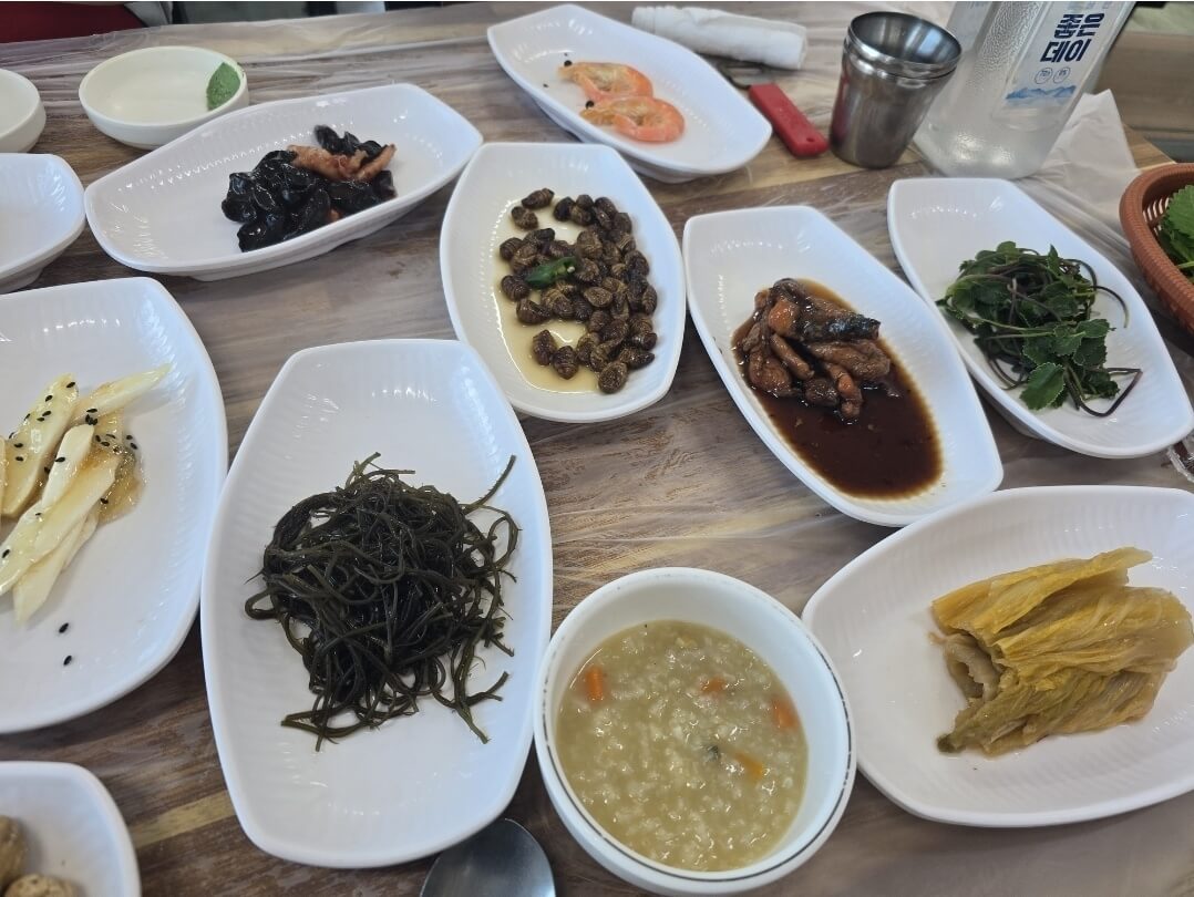 죽 백김치 우뭇가사리 등 밑반찬