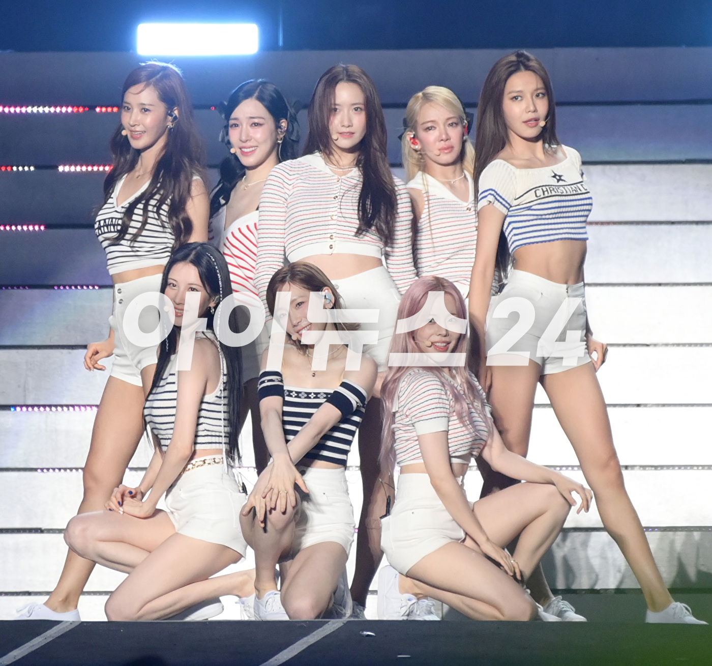 &#39;포에버 원&#39; 그룹 소녀시대가 20일 오후 경기 수원월드컵경기장에서 진행된 &#39;에스엠타운 라이브 2022 : 에스엠씨유 익스프레스 @휴먼 시티_수원&#39;(SMTOWN LIVE 2022 : SMCU EXPRESS @HUMAN CITY_SUWON) 콘서트에서 &#39;포에버 원&#39; 무대를 선보이고 있다. [사진=정소희 기자]