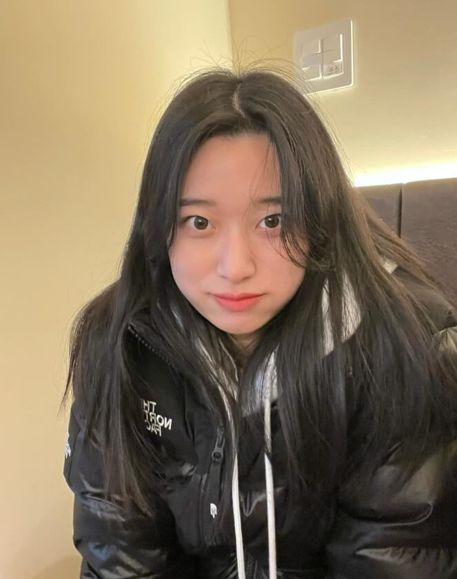 패딩점퍼를입은-긴머리여성의모습