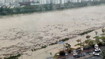 태화강이-범람하여-산책로를-덮치고-곧-민가까지-덮칠것-같은-모습