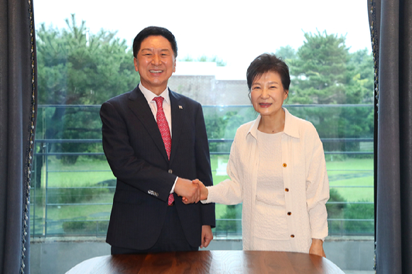 김기현(좌측) 국민의힘 대표가 13일 대구 달성군 박근혜 전 대통령 사저에서 박 전 대통령을 예방하고 있다. [사진=국민의힘 제공]