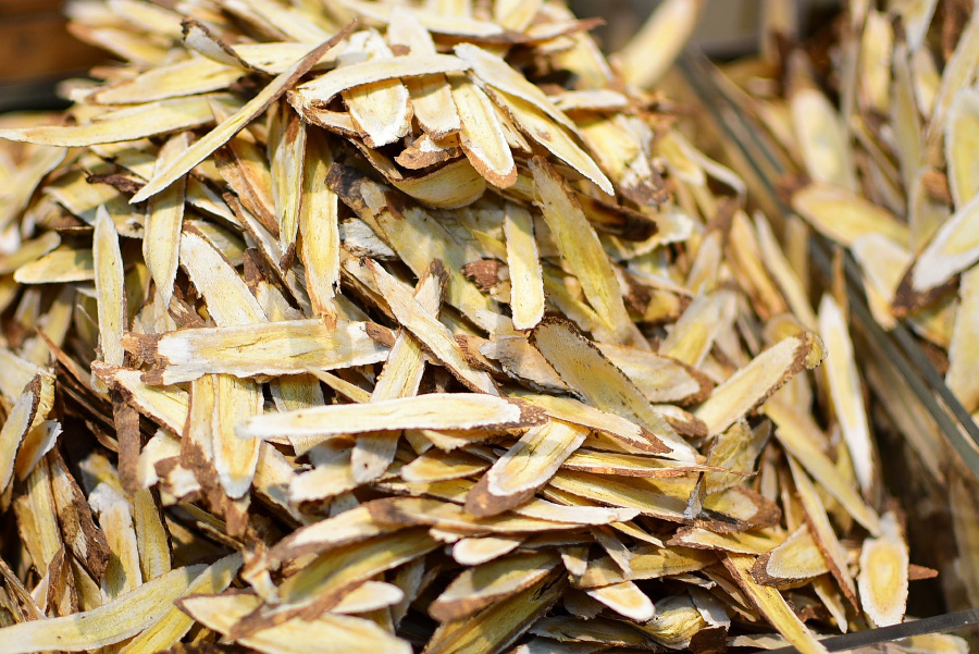 야생에서 채취를 한 감초를 깨끗하게 세척한 후에 건조시킨 것을 편으로 썰어놓은 것을 수북하게 쌓아두고 찍은 사진