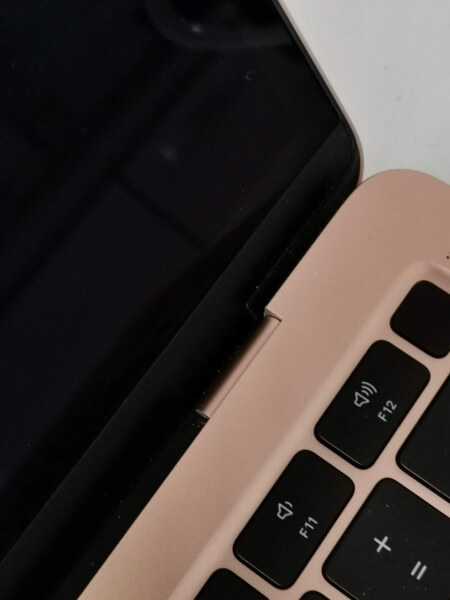 M1맥북에어_경첩사이_날카로운_모서리