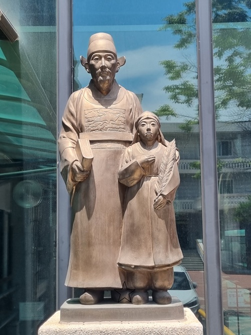 서울 장안동성당에 있는 성 유진길 아우구스티노, 성 유대철 베드로 부자 동상입니다.