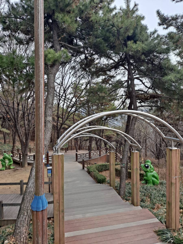 수봉산 내려가는 계단