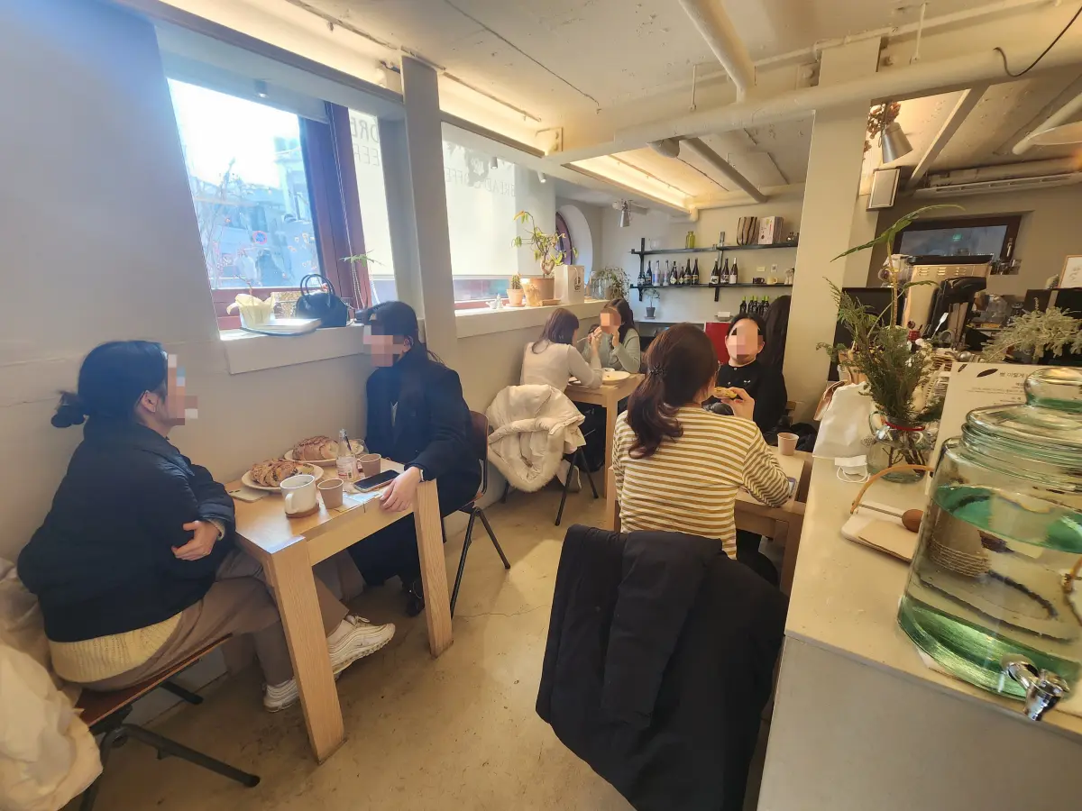 서울-종로-서촌-프랑스-빵-맛집-빵지순례-마사마드레-실내-반지하-매장-작고-아기자기한-공간