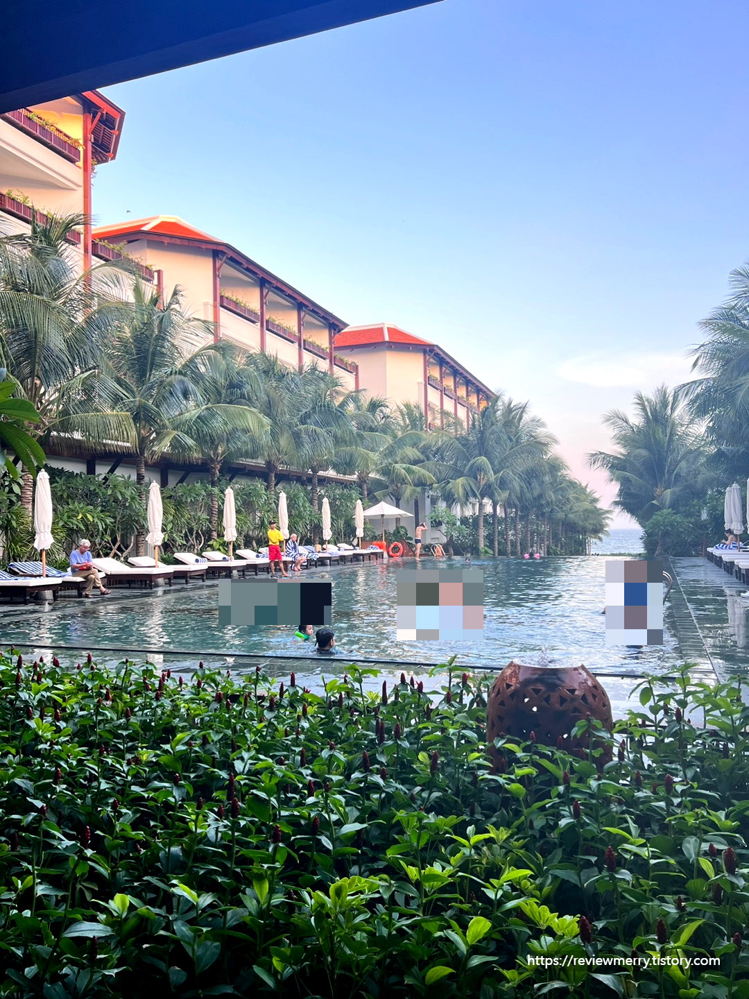 로비 앞 수영장 낮 모습