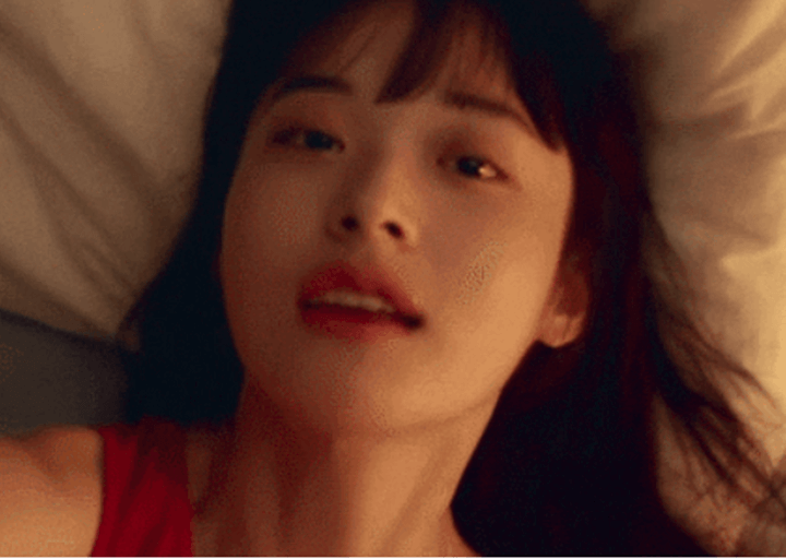 박원-뮤비-all-of-my-life-속-신도현이-붉은-티를-입고-화면을-응시-하는-모습