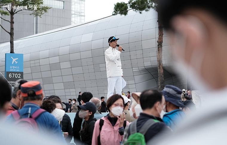 출발선과 결승선에서 사회를 맡은 배동성 님 ⓒ김아름