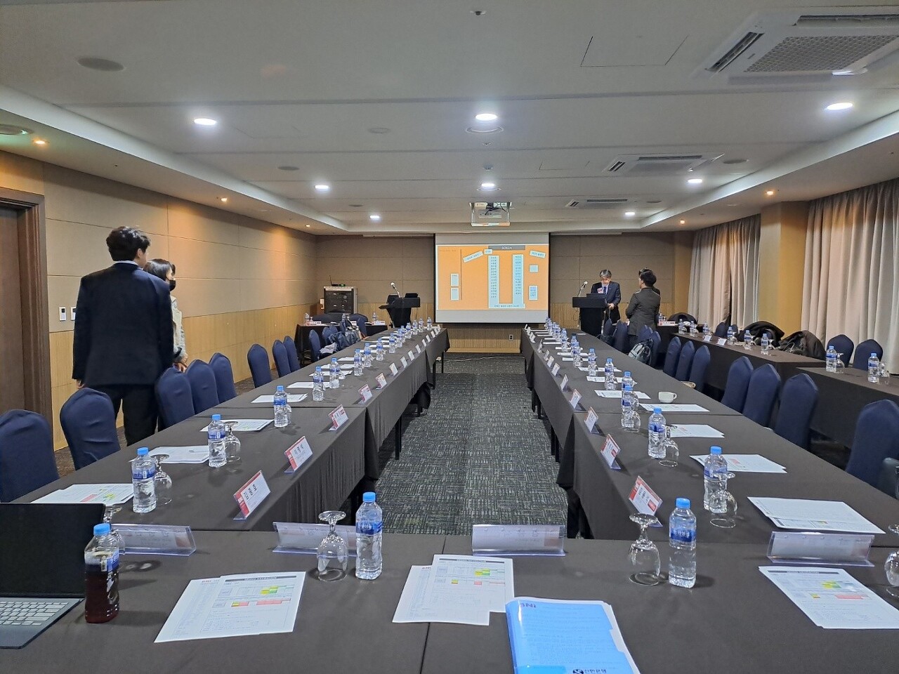 비엔아이 그랜드 챕터 회의가 진행되는 런던홀에서 회의시작전 회의실 테이블과 회의실 전경사진 입니다.