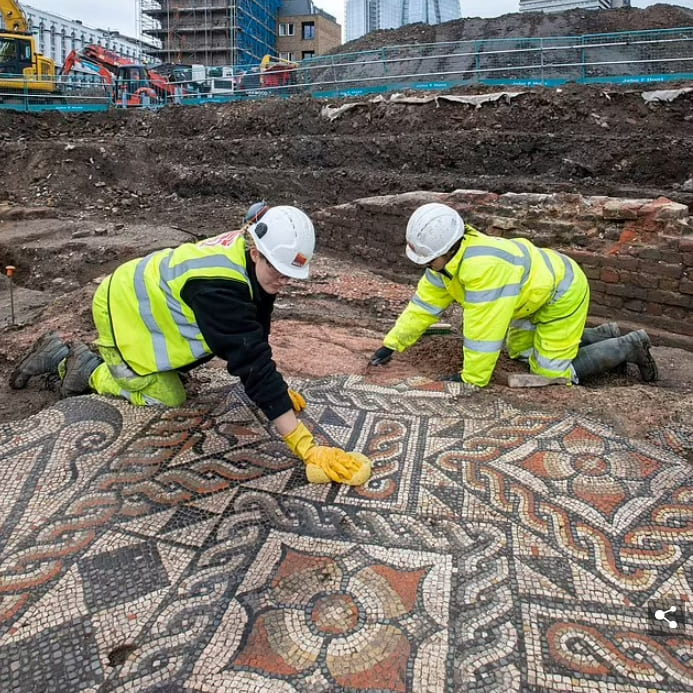 영국에서 발견된 화려한 로마식당 바닥 모자이크 Stunning Roman mosaic is discovered near the Shard featuring colourful flowers ..
