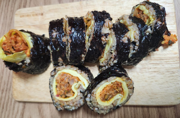 완성된 총각 김치 김밥
