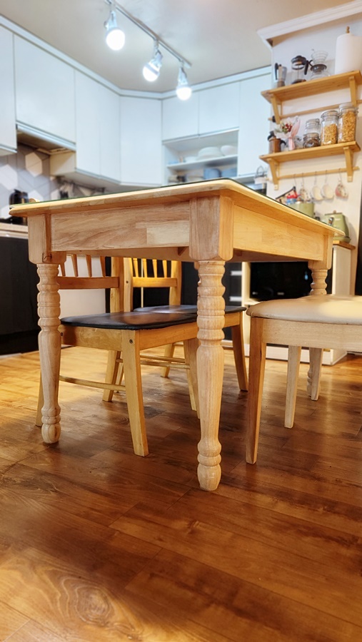 나뭇결이 너무 예쁜 리폼한 테이블