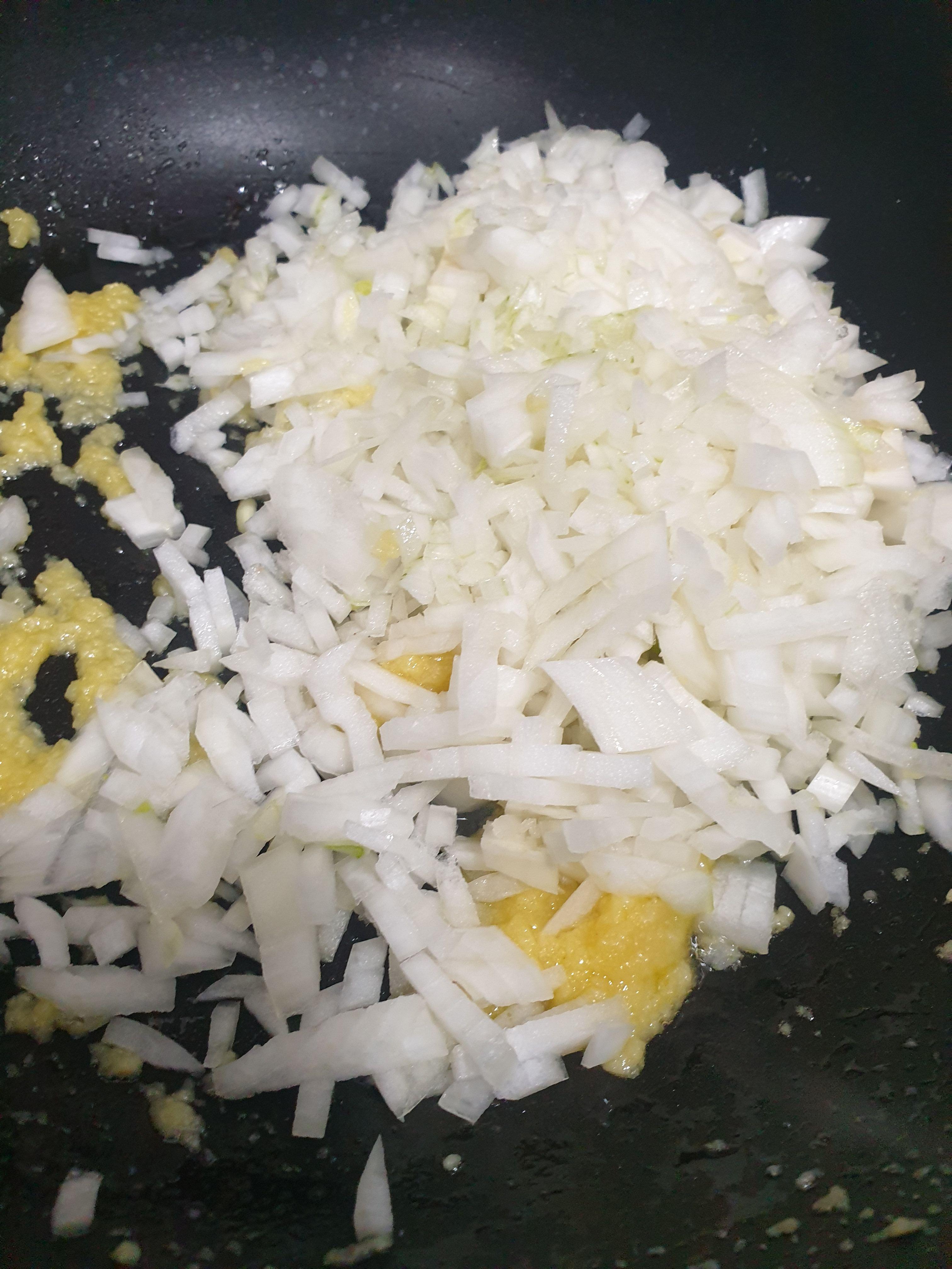 버터를 녹인 후라이팬에 다진마늘과 양파 볶기