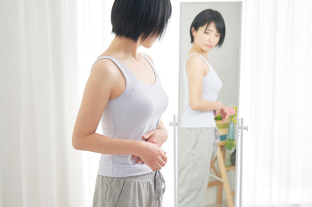 허리를 신경쓰는 여성.